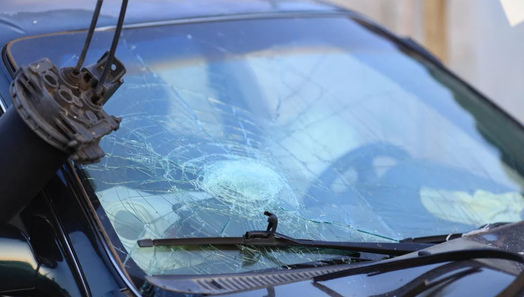 Veículo modelo corolla ficou parcialmente destruído