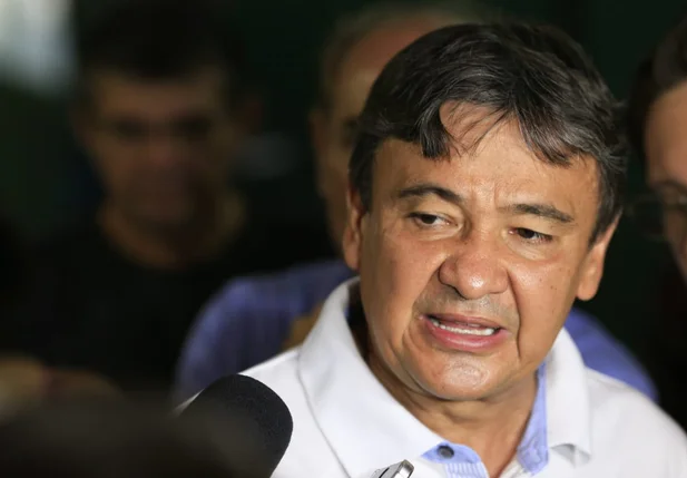 Wellington Dias vota em escola no bairro Morada do Sol