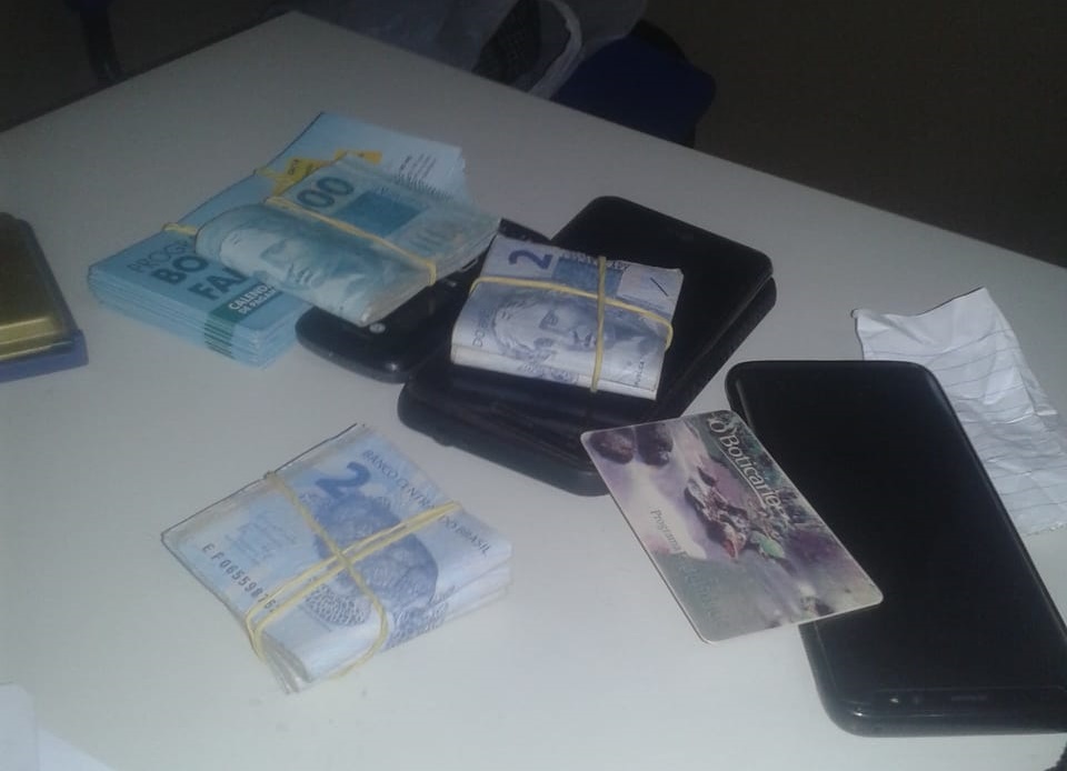 Dinheiro apreendido com os acusados.