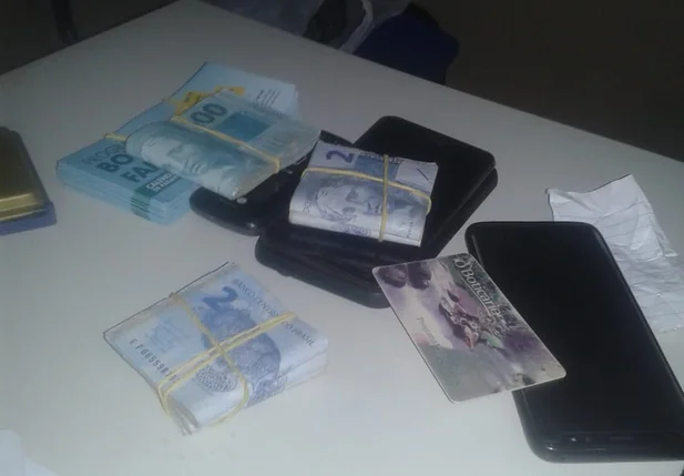 Dinheiro apreendido com os acusados.