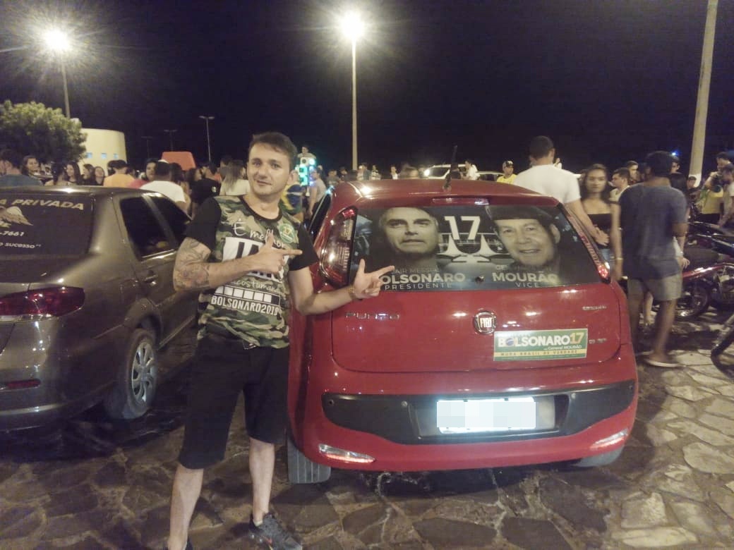 Rodrigo Magalhães exibe arma de fogo na cintura