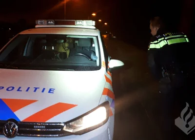 Cachorro expulsa policiais de viatura após ser resgatado