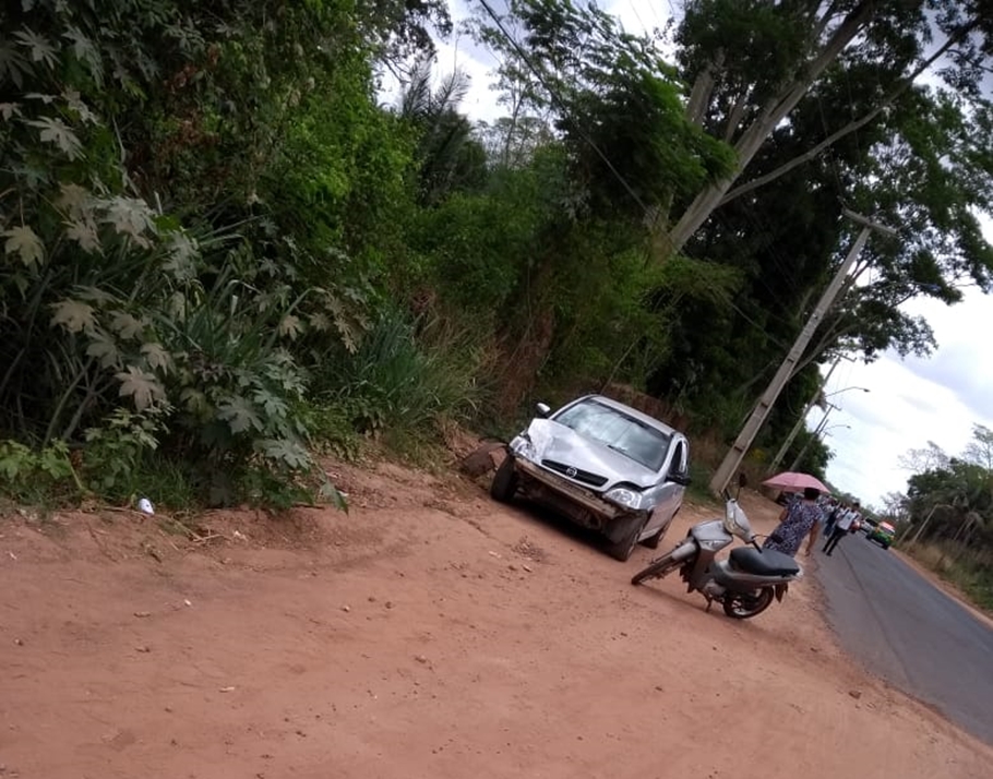 Carro e moto utilizados pelos suspeitos 