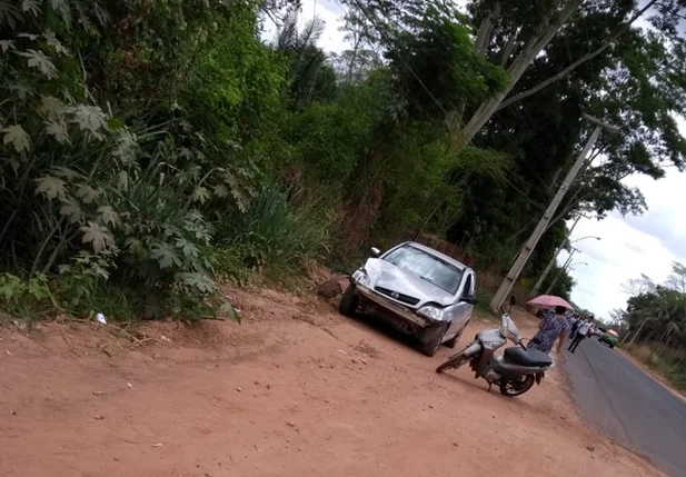 Carro e moto utilizados pelos suspeitos 