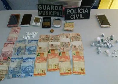 Material apreendido durante a ação da polícia