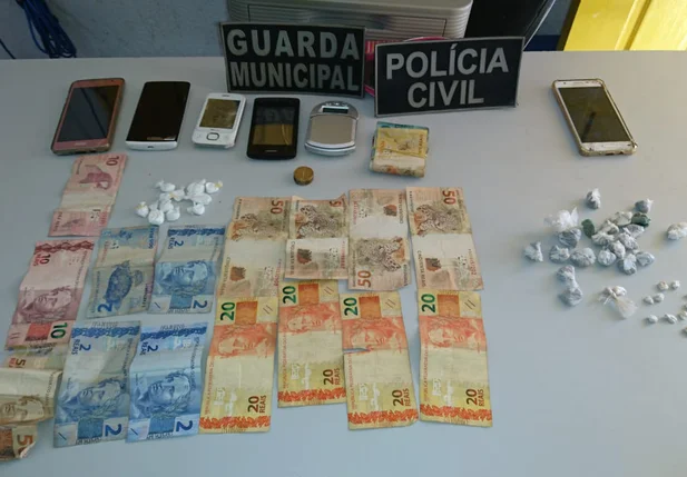 Material apreendido durante a ação da polícia