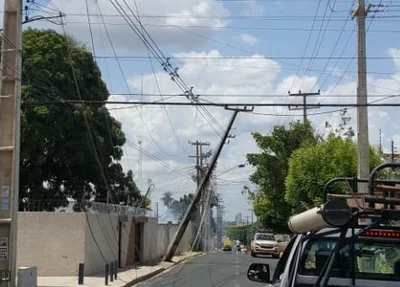 Poste danificado na Macaúba