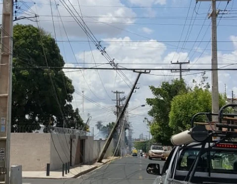 Poste danificado na Macaúba