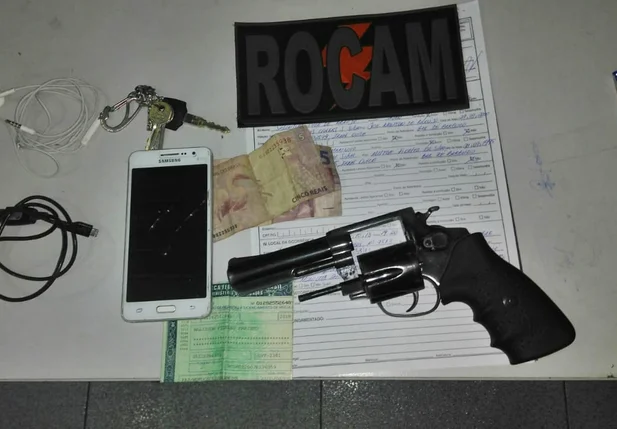 Arma encontrada com o acusado