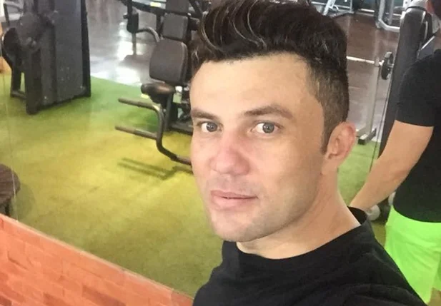 Cantor é preso após encher o tanque e fugir sem pagar