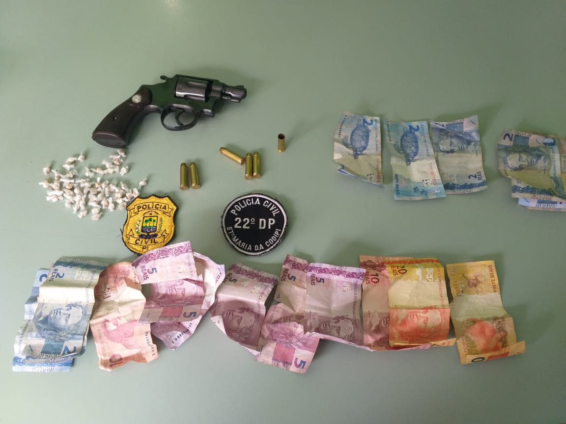 Foi apreendido com o casal 51 pedras de crack, cerca de 100 reais, um revólver calibre 38 com cinco cartuchos intactos e um deflagrado.