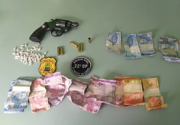 Foi apreendido com o casal 51 pedras de crack, cerca de 100 reais, um revólver calibre 38 com cinco cartuchos intactos e um deflagrado.