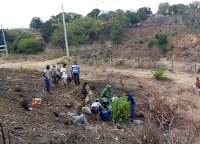 Motociclista sendo resgatado