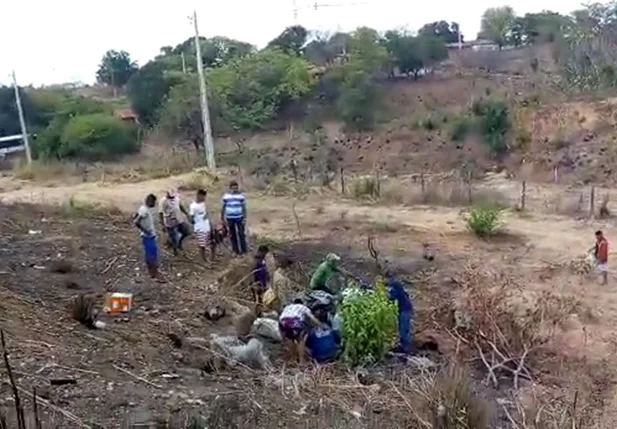 Motociclista sendo resgatado