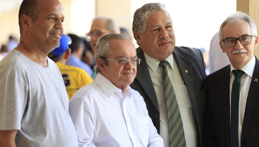 Familiares e amigos se despedem de Cesarino Oliveira durante velório