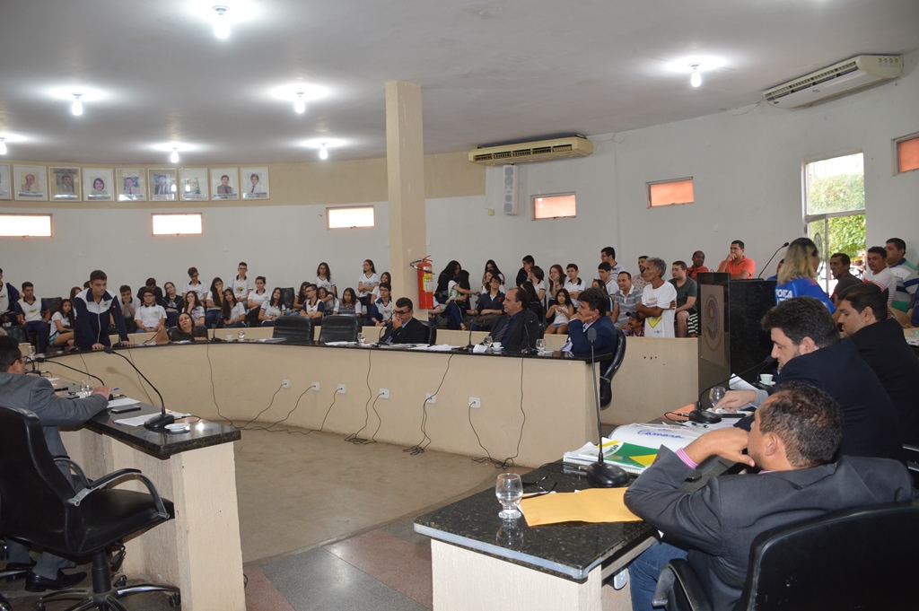 Estudantes participam de sessão da Câmara de Picos.