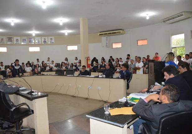 Estudantes participam de sessão da Câmara de Picos.