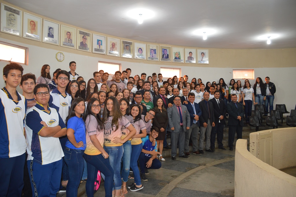 Estudantes posam ao lado dos vereadores
