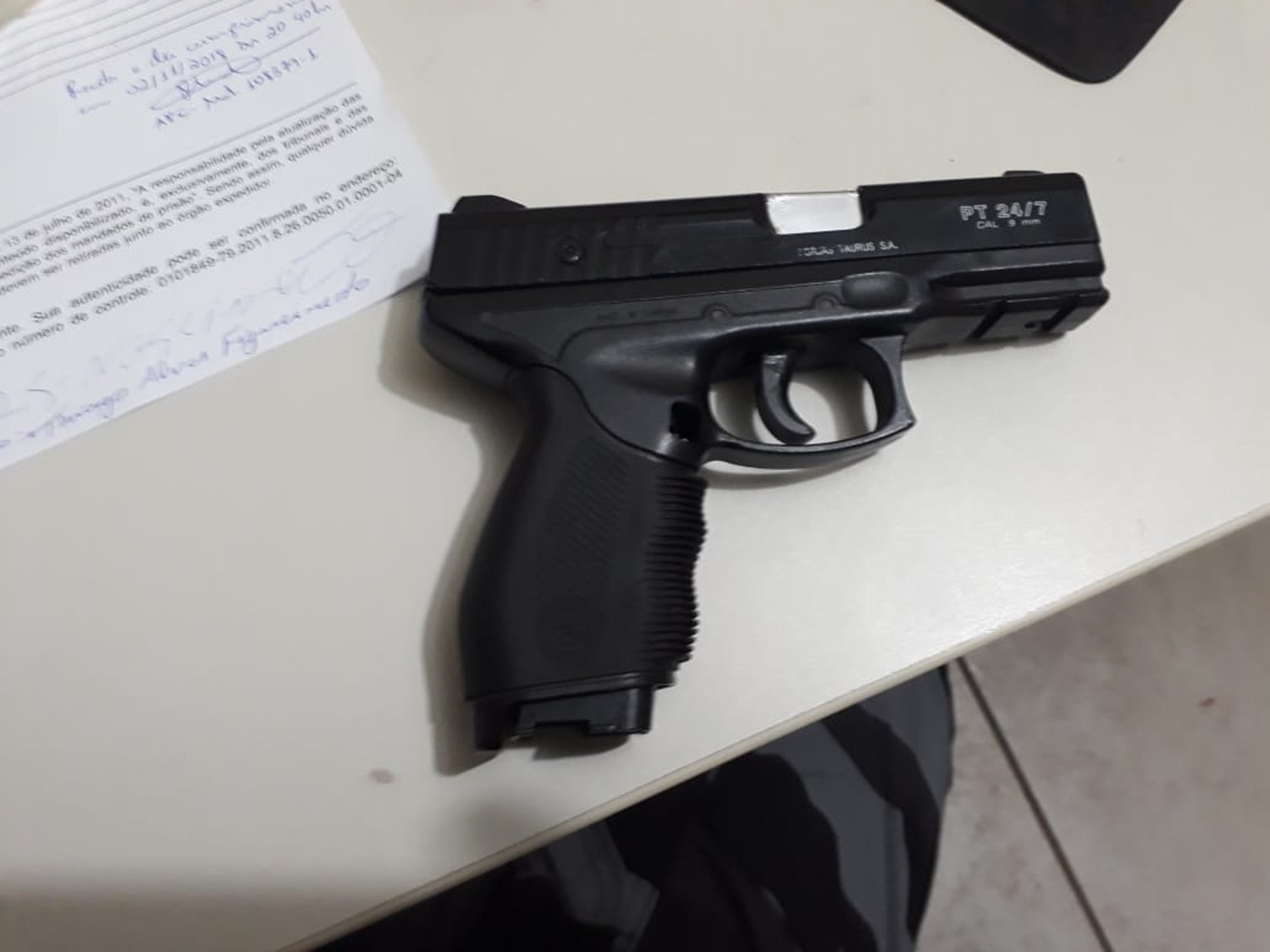 Arma encontrada com o casal