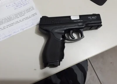 Arma encontrada com o casal