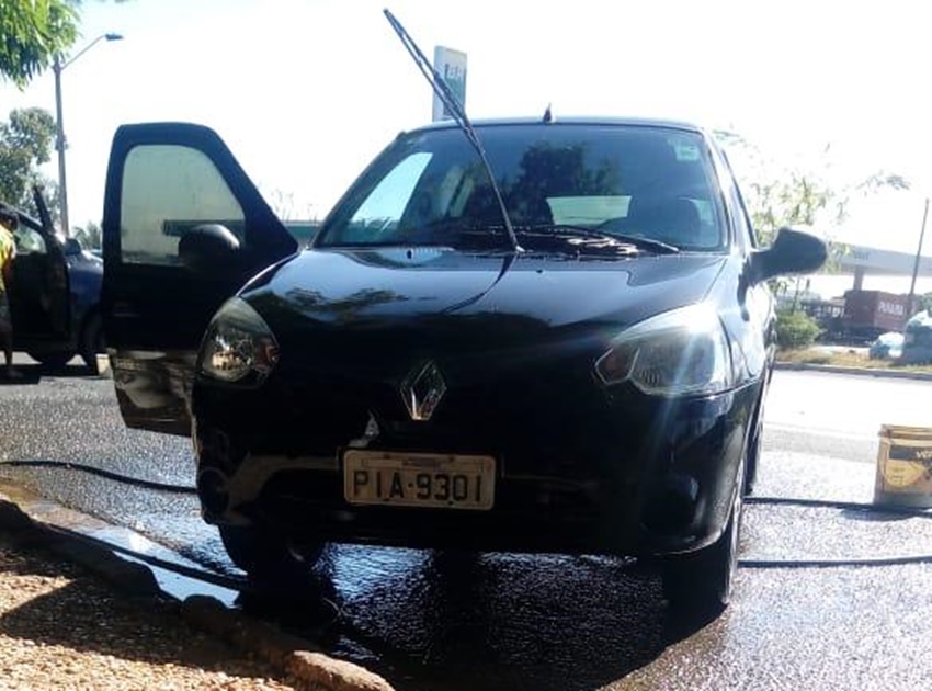 A família teve seu veículo modelo Renault Clio tomado de assalto