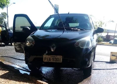 A família teve seu veículo modelo Renault Clio tomado de assalto