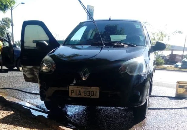 A família teve seu veículo modelo Renault Clio tomado de assalto
