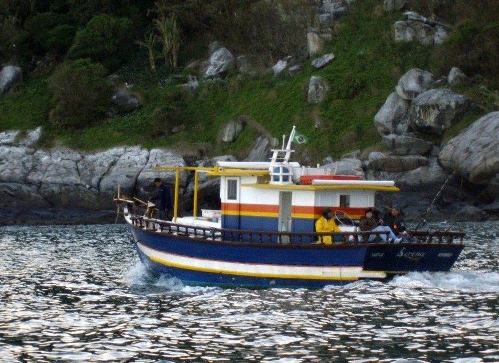 Embarcação Serena Fishing virou durante ventania em Itanhaém
