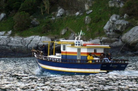 Embarcação Serena Fishing virou durante ventania em Itanhaém
