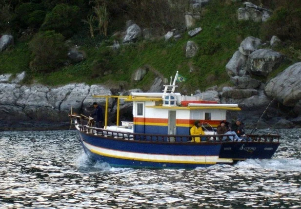 Embarcação Serena Fishing virou durante ventania em Itanhaém