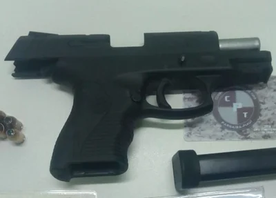 Foram apreendidas uma pistola Taurus calibre 38 e seis munições intactas