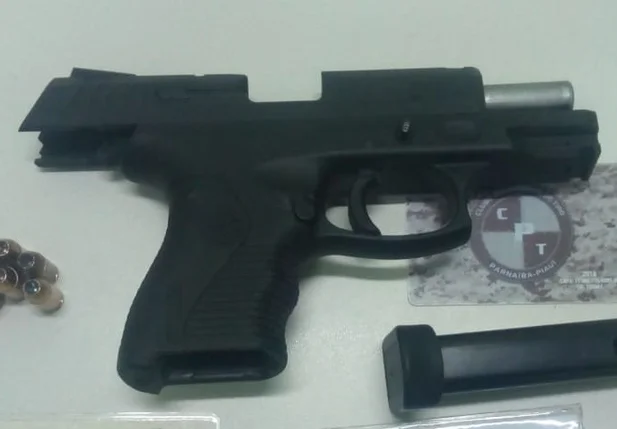 Foram apreendidas uma pistola Taurus calibre 38 e seis munições intactas