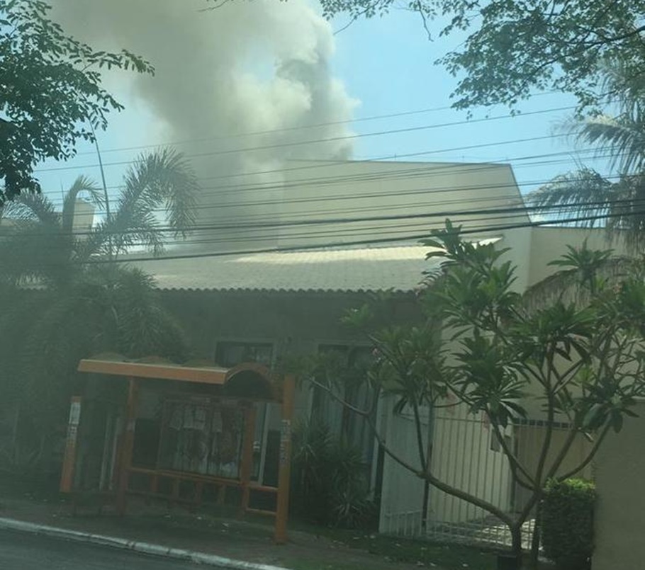 O incêndio provou bastante fumaça preocupando populares