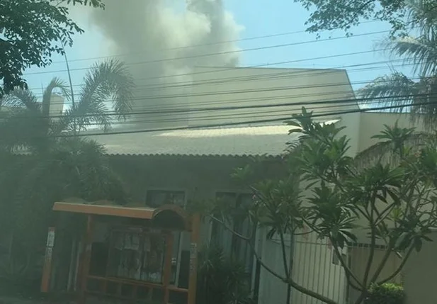 O incêndio provou bastante fumaça preocupando populares