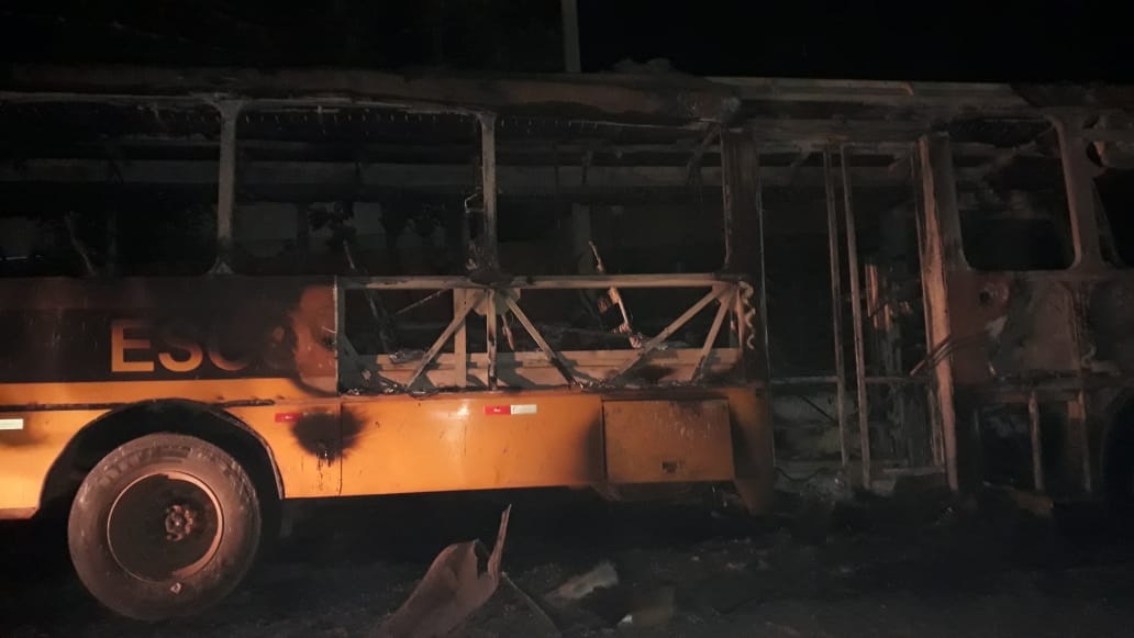 O ônibus escolar ficou completamente destruído após o incêndio
