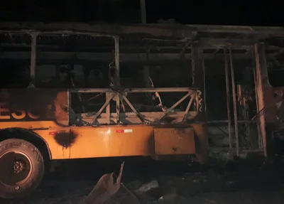 O ônibus escolar ficou completamente destruído após o incêndio