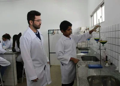 Samuel no laboratório de química 