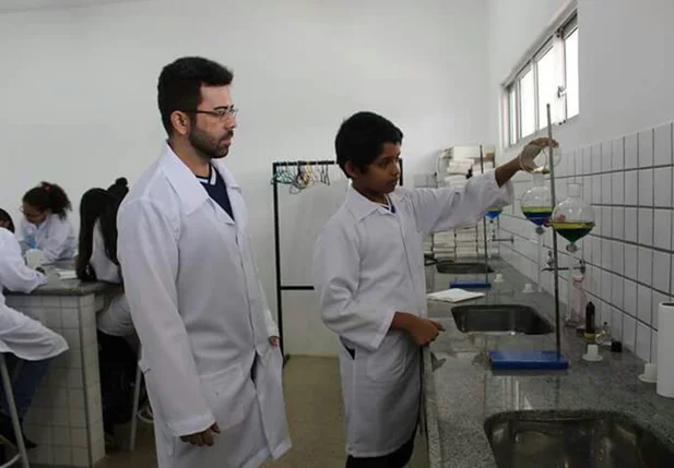Samuel no laboratório de química 