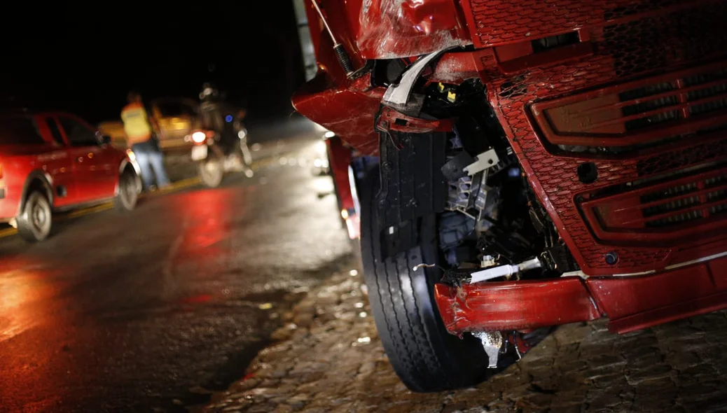 Caminhão-cegonha foi atingido na parte dianteira direita