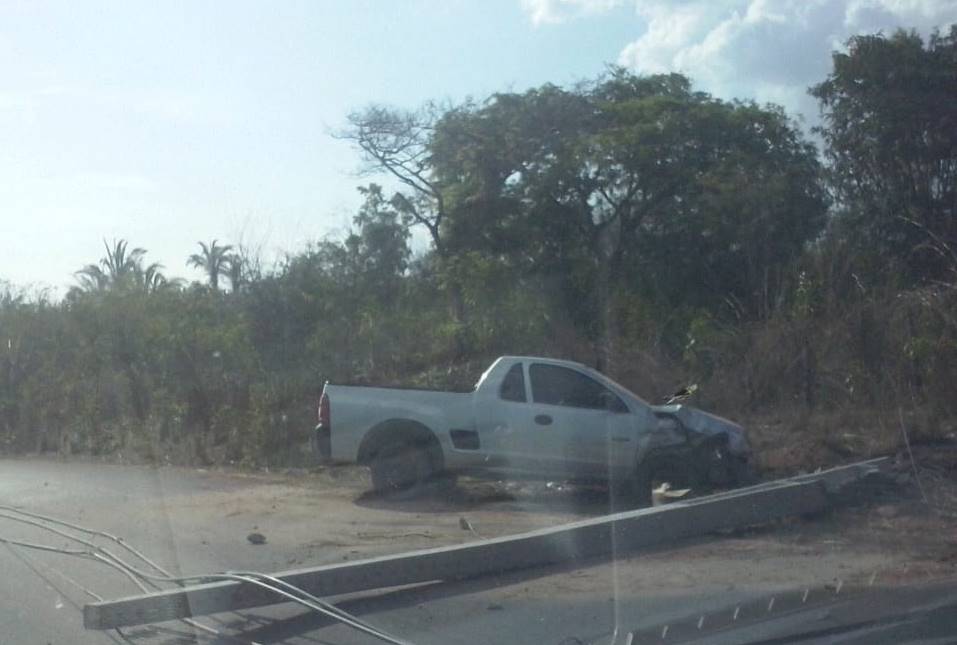 Carro colide em poste