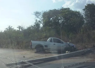 Carro colide em poste