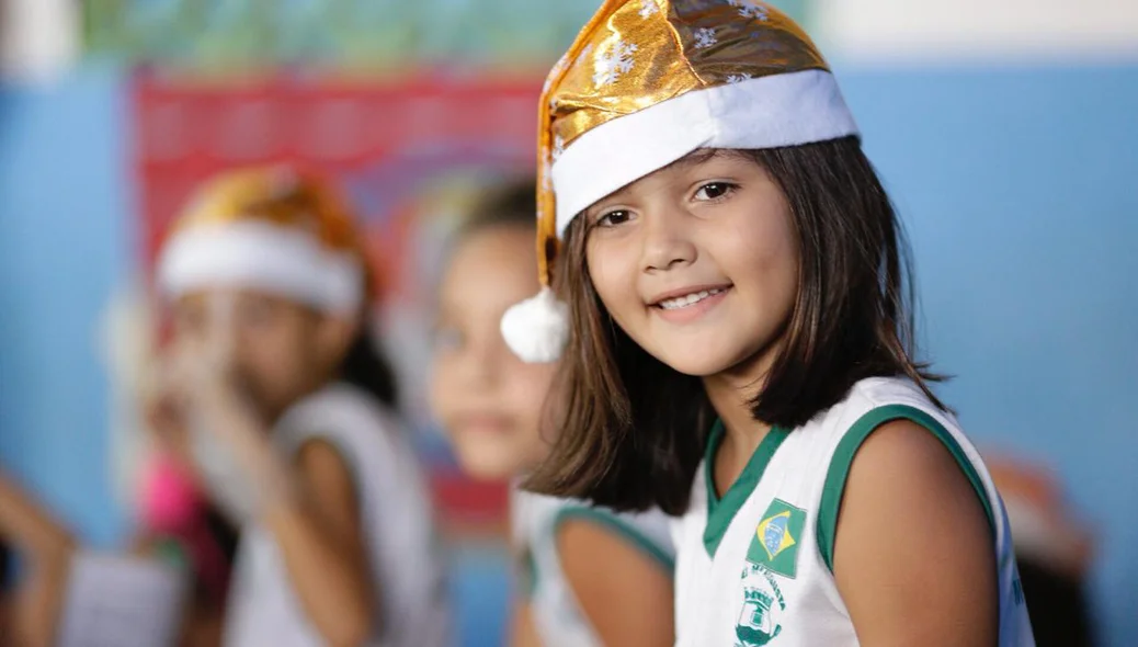 Criança no lançamento da campanha Papai Noel dos Correios