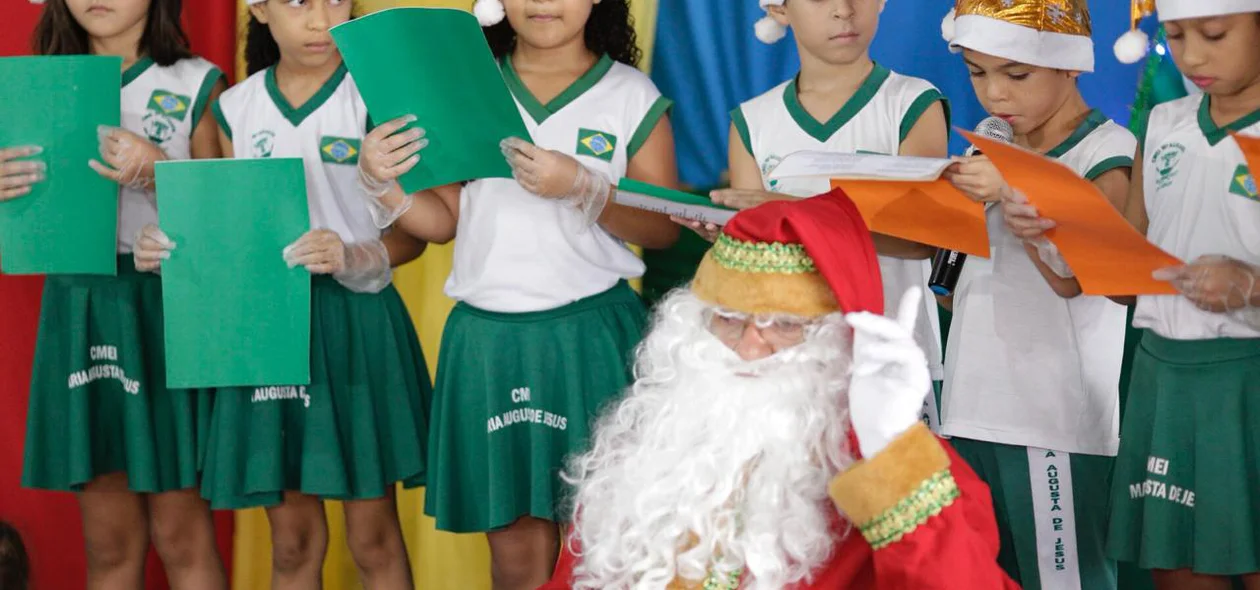 Crianças durante apresentação de natal
