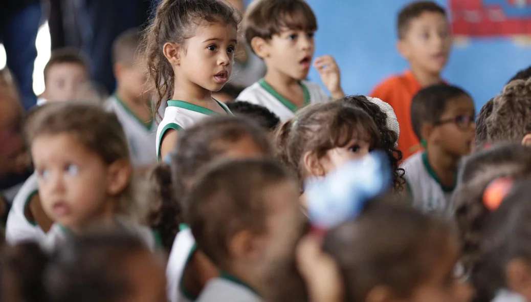 Crianças durante lançamento da campanha Papai Noel dos Correios