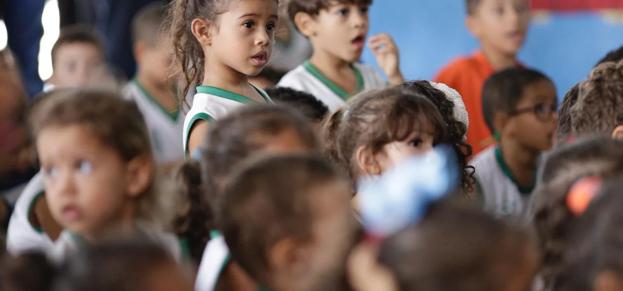 Crianças durante lançamento da campanha Papai Noel dos Correios
