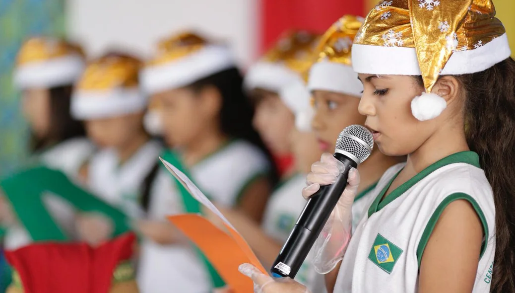 Crianças fazem apresentação no lançamento da campanha Papai Noel dos Correios