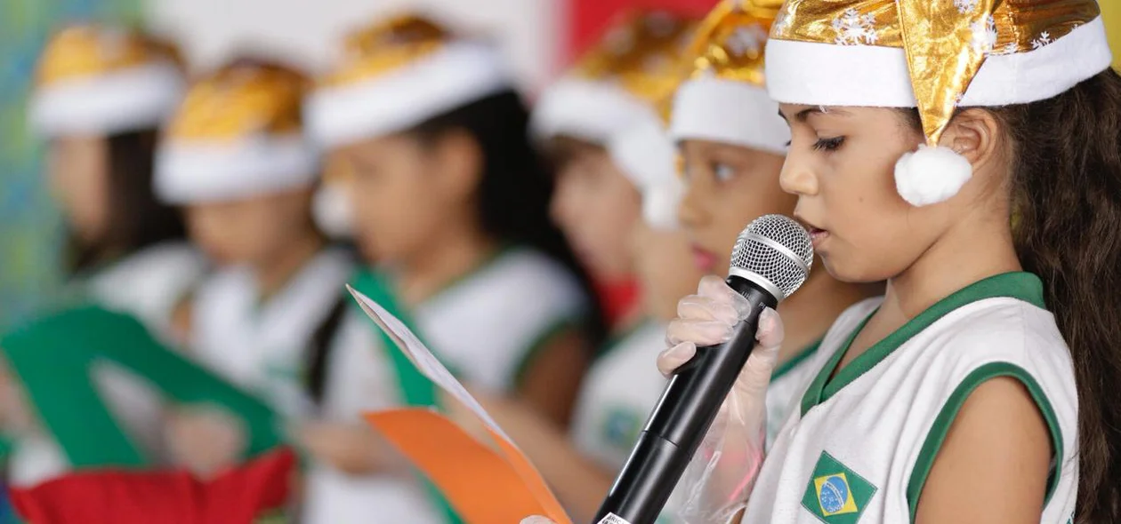Crianças fazem apresentação no lançamento da campanha Papai Noel dos Correios
