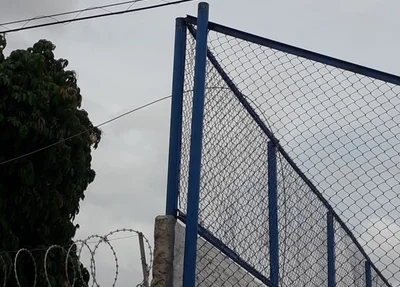 Fio caído no alambrado da quadra