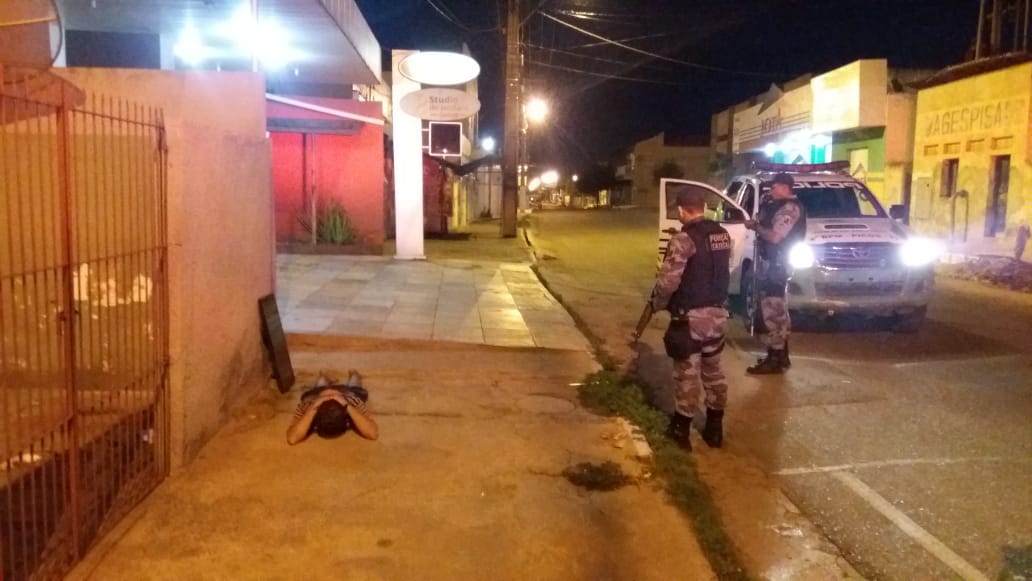 Homem foi preso em flagrante com uma TV do local