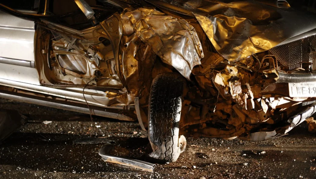 L200 teve a parte dianteira completamente destruída